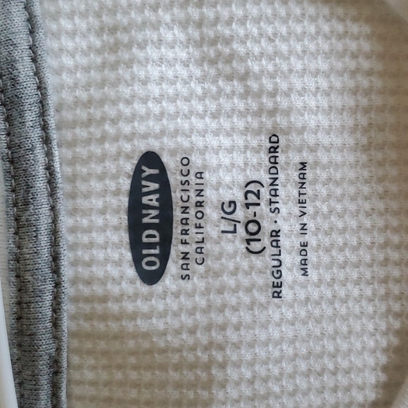 Old Navy maroon long sleeve with print & plain white long sleeve bundle - Picture 12 of 13